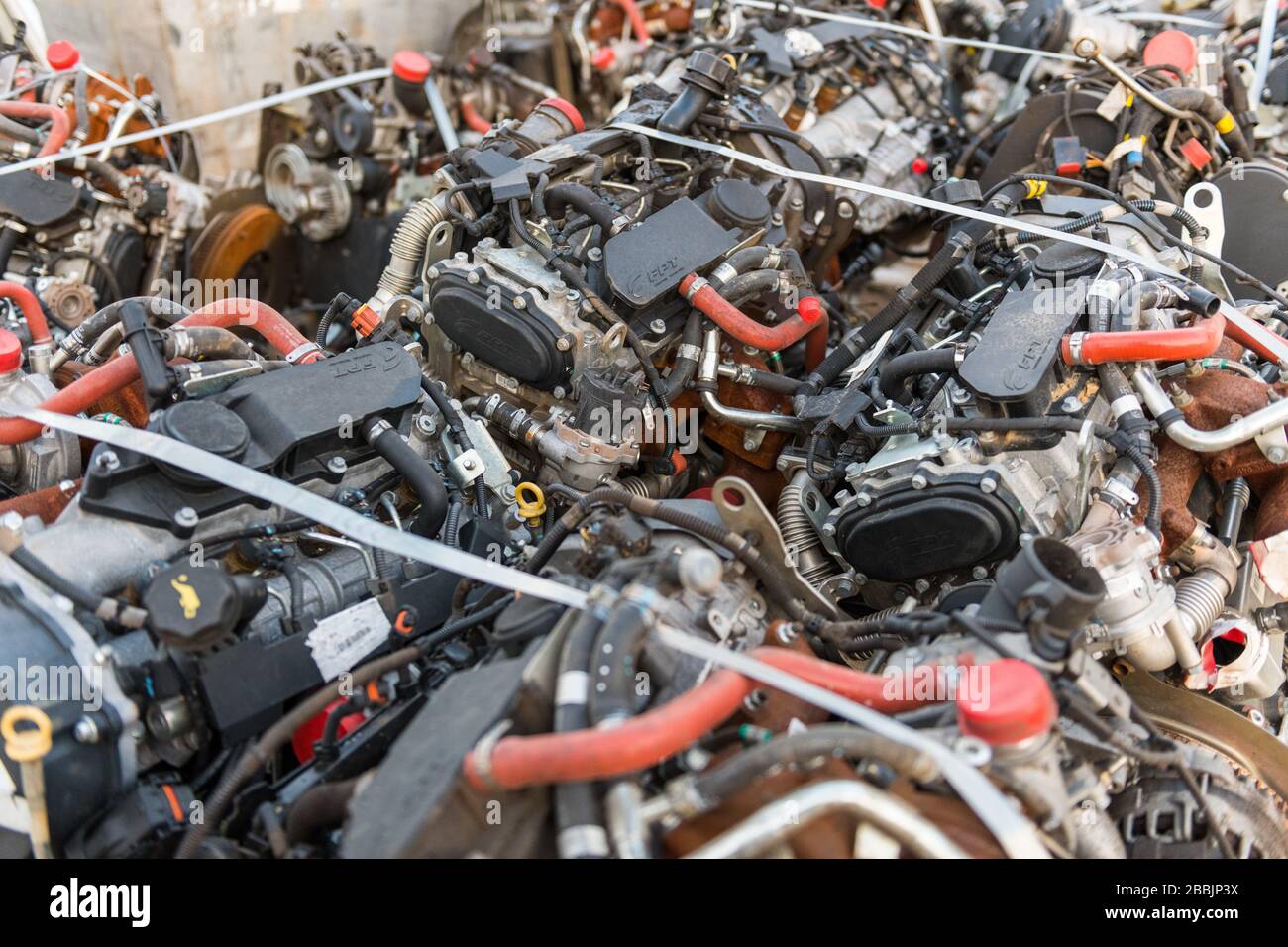 Details zu einigen Fahrzeugmotoren in einem Schrottplatz Stockfoto
