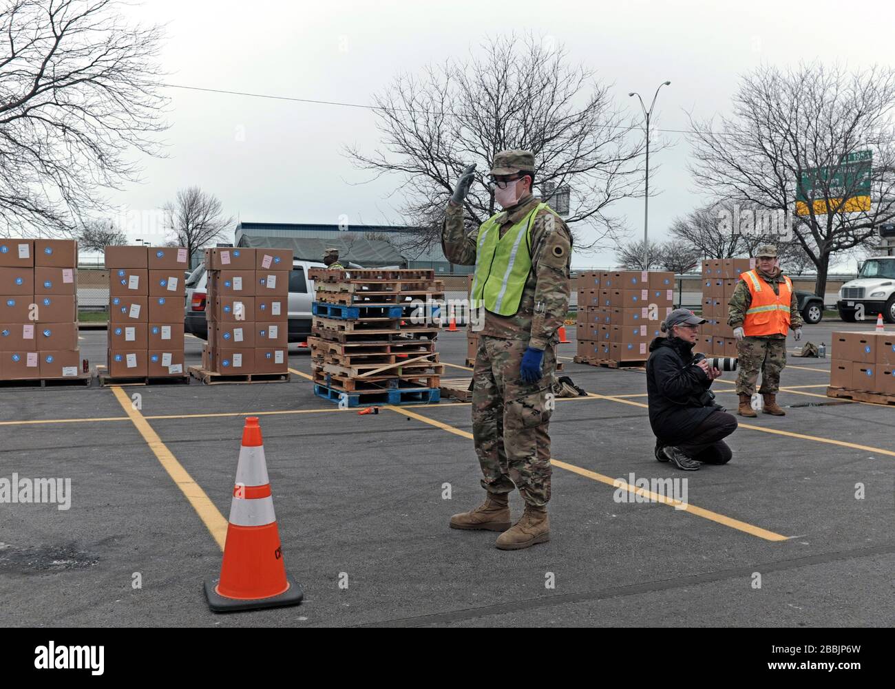 März 2020, Cleveland, Ohio, USA. Die größere Drive-Thru-Speisekammer der Cleveland Ohio Food Bank diente einer beispiellosen Anzahl von Menschen. Über einen Zeitraum von vier Stunden wurden in der Lebensmittelverteilung ca. 2.765 Familienanfälle angeboten, was 6.636 Personen entspricht, von denen 36 % zuvor noch nie in einer Notaufnahme waren. Laut der Greater Cleveland Food Bank haben sie in ihrer 40-jährigen Geschichte nie so viel Essen gegeben. Die Zahlen der letzten Wochen waren so hoch, dass sie den Standort in das Muni Lot verschoben, wo es von der Food Bank, der Ohio National Guard, der Ohio Military Reserve und der Cleveland Police besetzt wurde Stockfoto