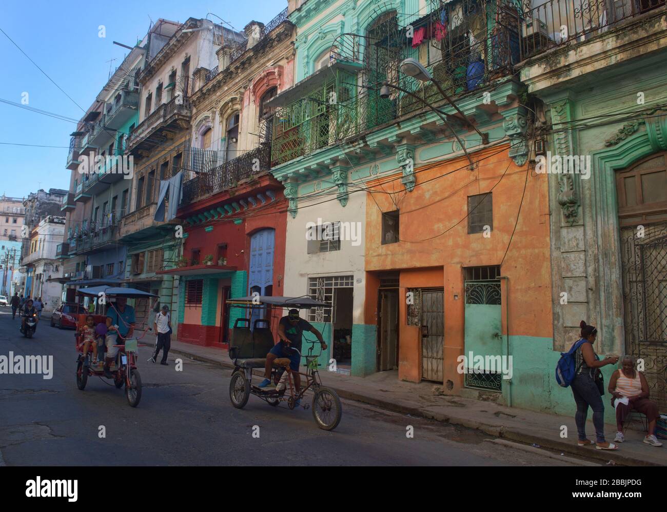Zerfallende Architektur und Tuk-Tuk in Havanna Vieja, Havanna, Kuba Stockfoto