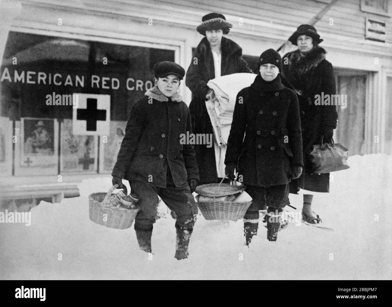 Kleine Gruppe von Freiwilligen, die die Zentrale des Roten Kreuzes verlassen und während der Influenza-Epidemie Krankenmaterial für die Kranken zur Verfügung haben, Beverly, Massachusetts, USA, American National Red Cross Photograph Collection, Februar 1920 Stockfoto