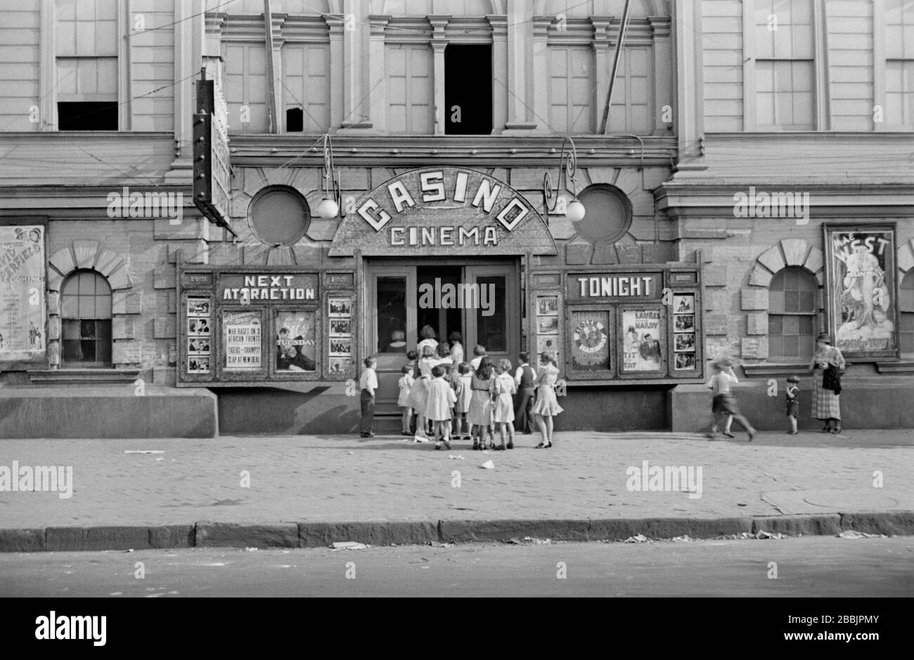 Gruppe von Menschen, die in Cinema, New Orleans, Louisiana, USA, Ben Shahn, U.S. Resettlement Administration, Oktober 1935 einreisen Stockfoto