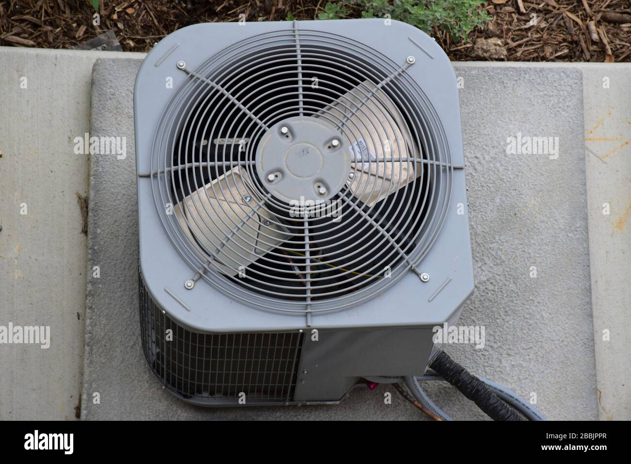 Klimaanlage und Wärmepumpenaggregate im Freien, Draufsicht auf hocheffiziente moderne Wechselstrom-Heizeinheit, einfach Stockfoto