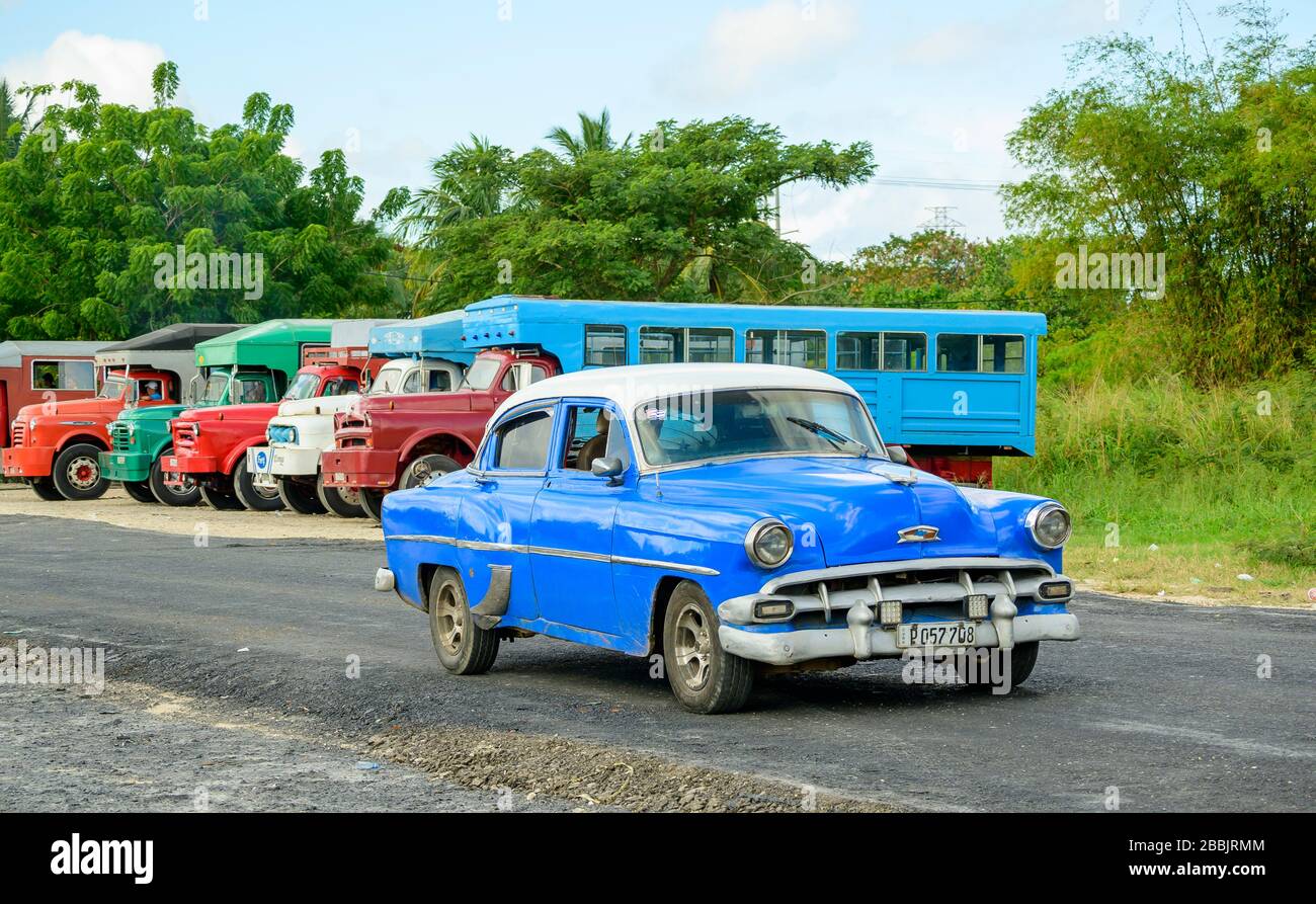 Oldtimer und Transportbusse außerhalb von Havanna, Kuba Stockfoto