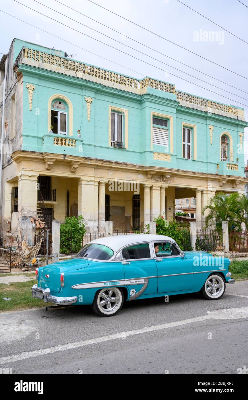 Vintage Chevrolet Bel Air und passende Wohnung, Vedado, Havanna, Kuba Stockfoto