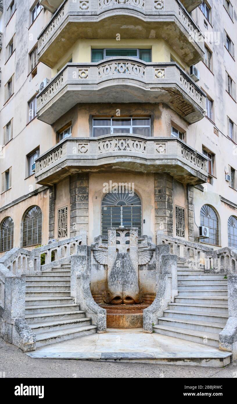 Dekorativer, nicht funktionierendes Springbrunnen am Eingang der Wohnung, Havanna, Kuba Stockfoto