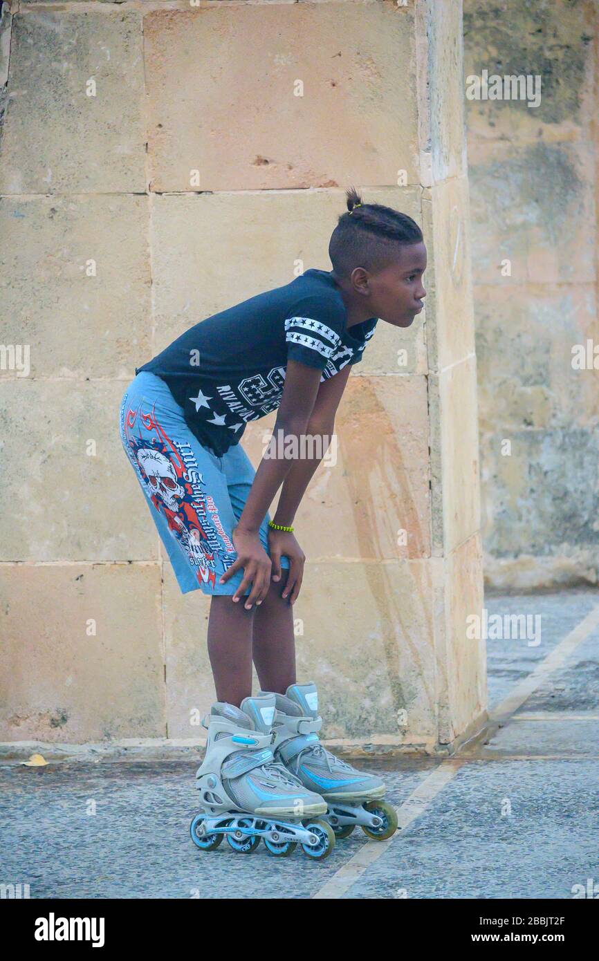 Junge auf Rollerblades, Havanna, Kuba Stockfoto