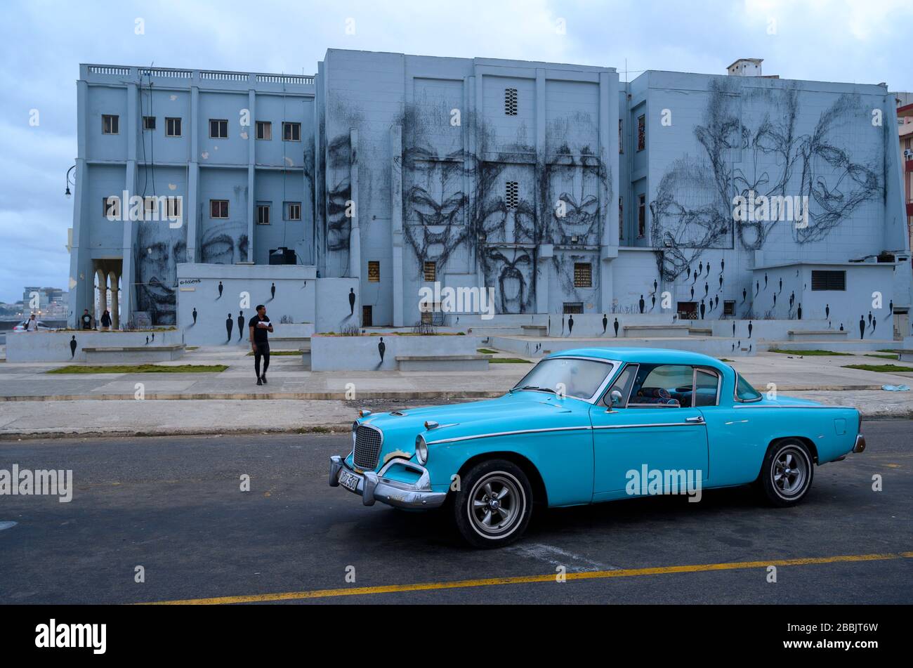 Studebaker Hawk, und Kunst-Wandbild-Projekt, Havanna, Kuba Stockfoto
