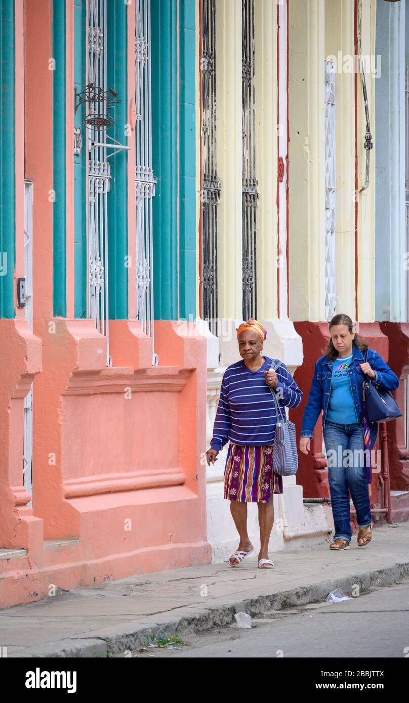 Frauen, die an bunten Wänden spazieren, Havanna Centro, Kuba Stockfoto
