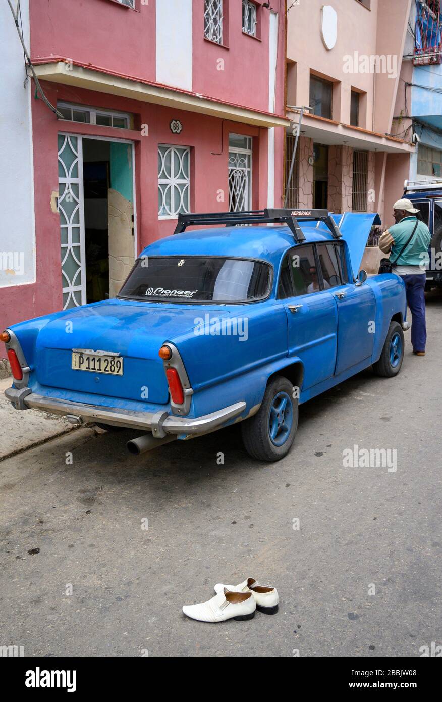 Altes Auto auf der Straße in Havanna Centro, Kuba, in Reparatur Stockfoto