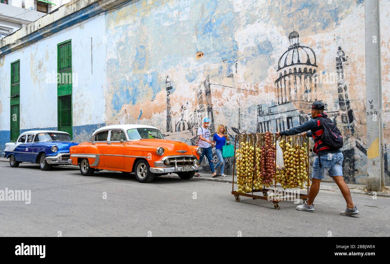 Old American Cars und Wandgemälde von Havanna, Kuba Stockfoto