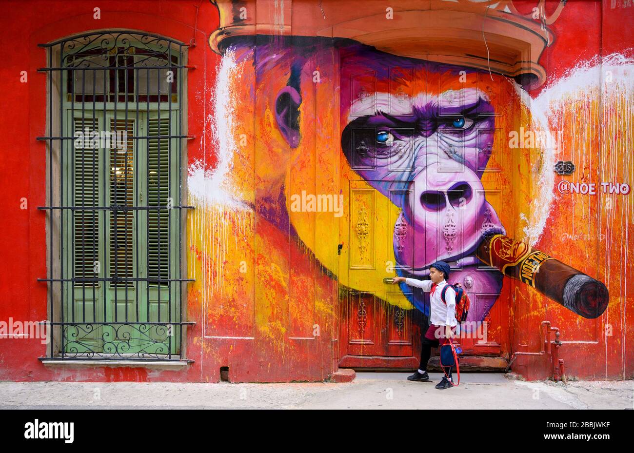 Aufwendiges Wandgemälde von Noe Two von Zigarrenrauchgorilla, mit Schuljunge, Havanna Vieja, Kuba Stockfoto