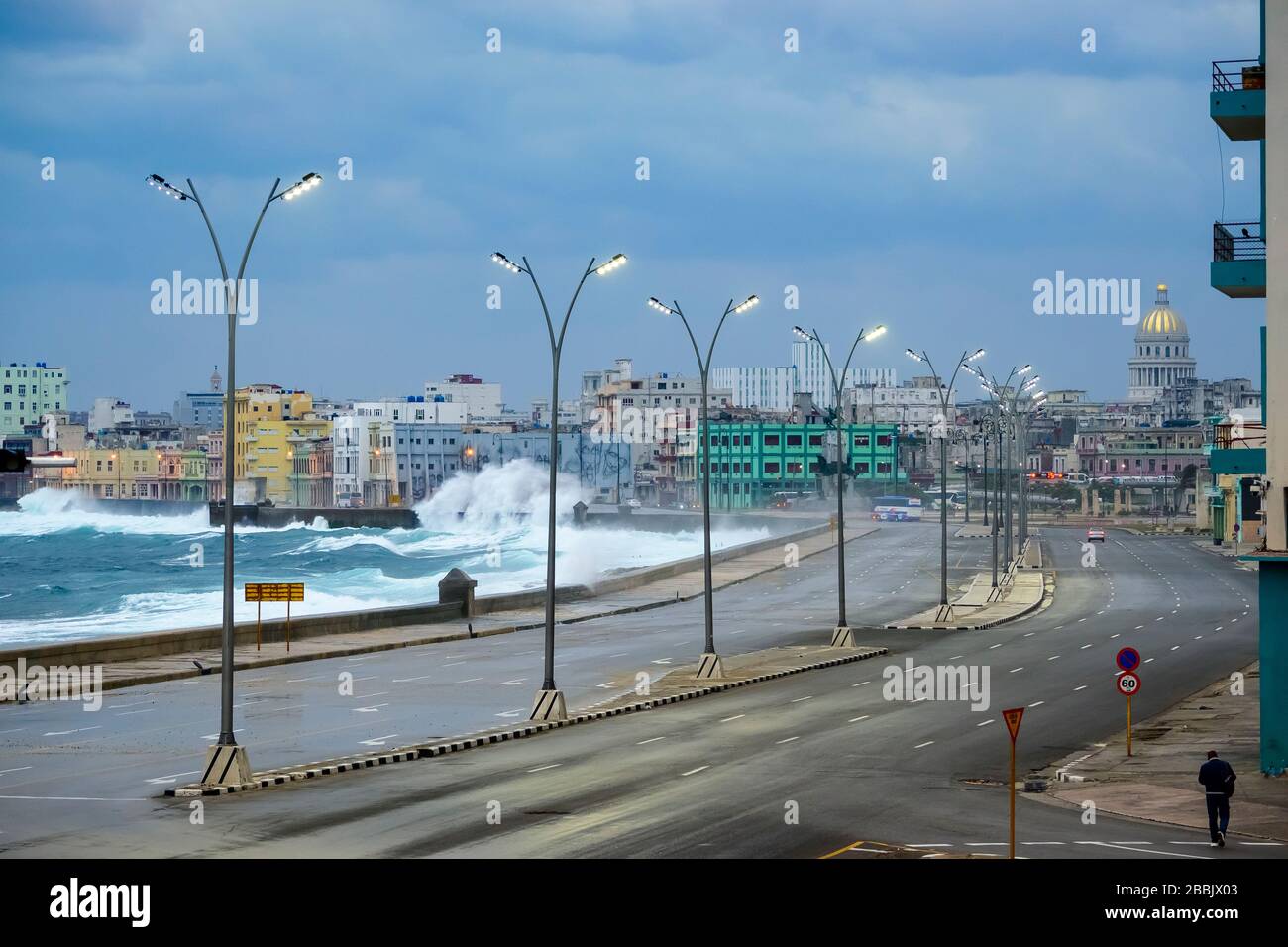 Stürmischer Tag weht Wellen über Malecon, Centro, Havanna, Kuba Stockfoto