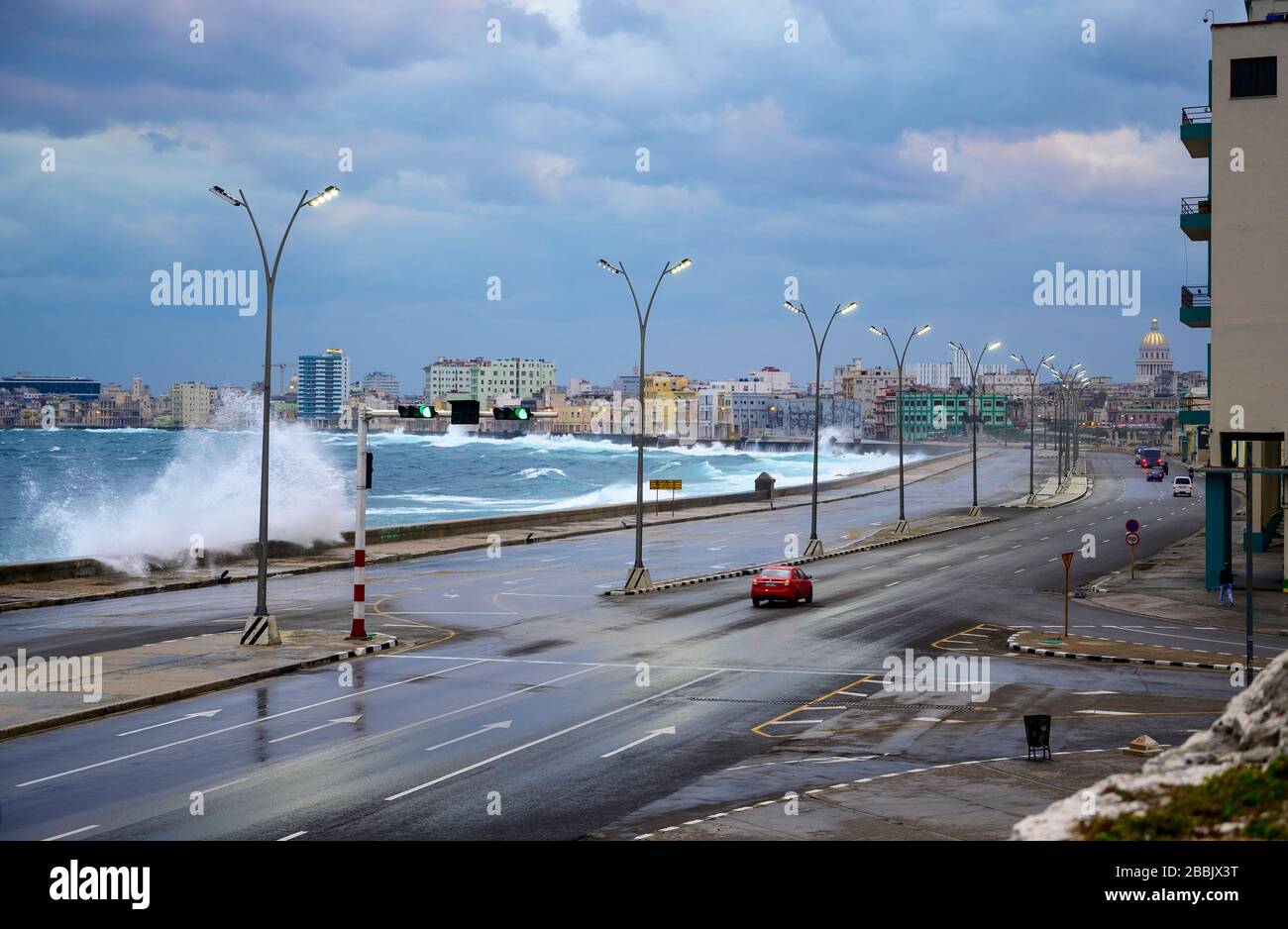Stürmischer Tag weht Wellen über Malecon, Centro, Havanna, Kuba Stockfoto