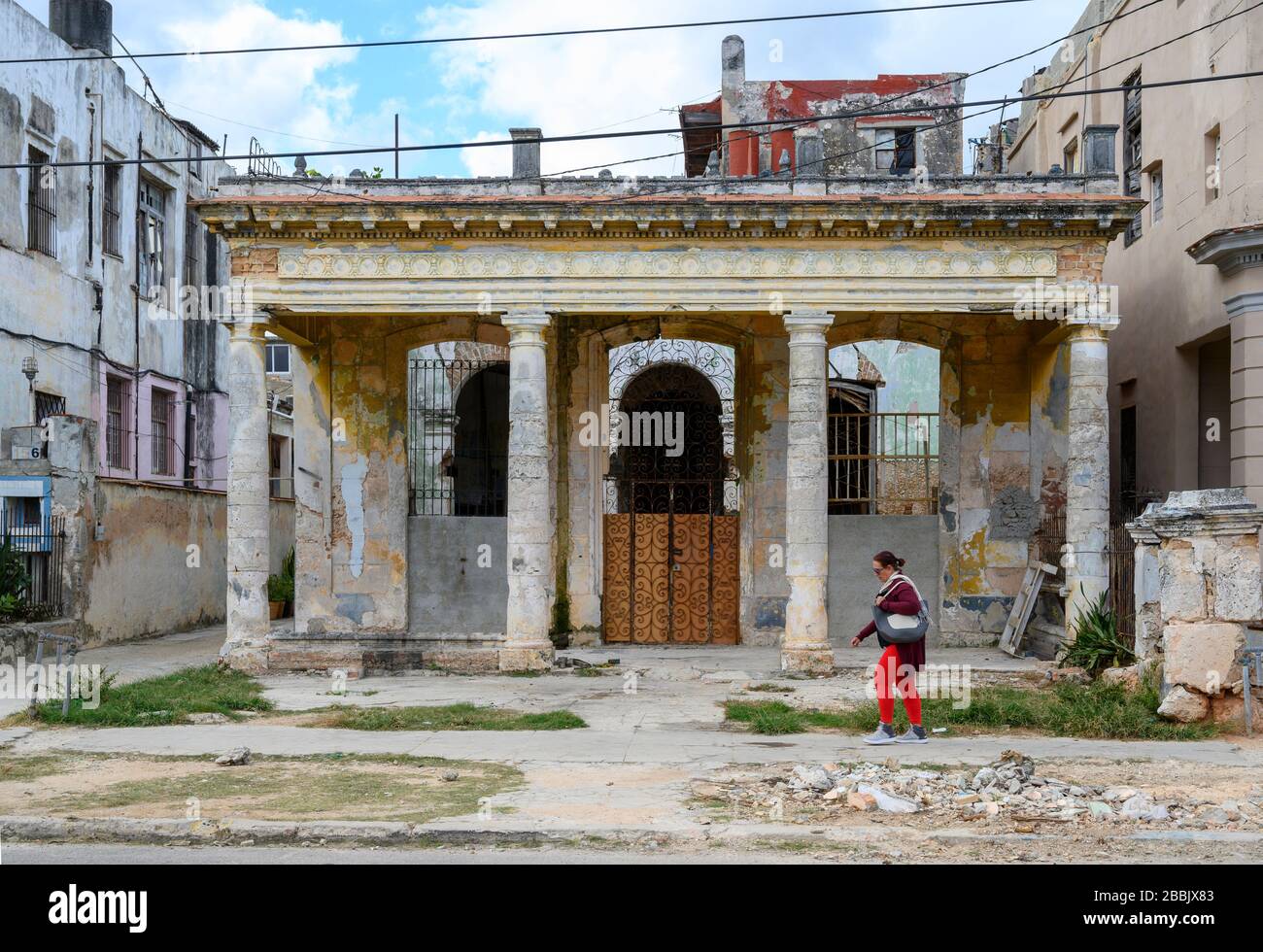 Gebäudefassade, die repariert werden muss, Vedado, Havanna, Kuba Stockfoto