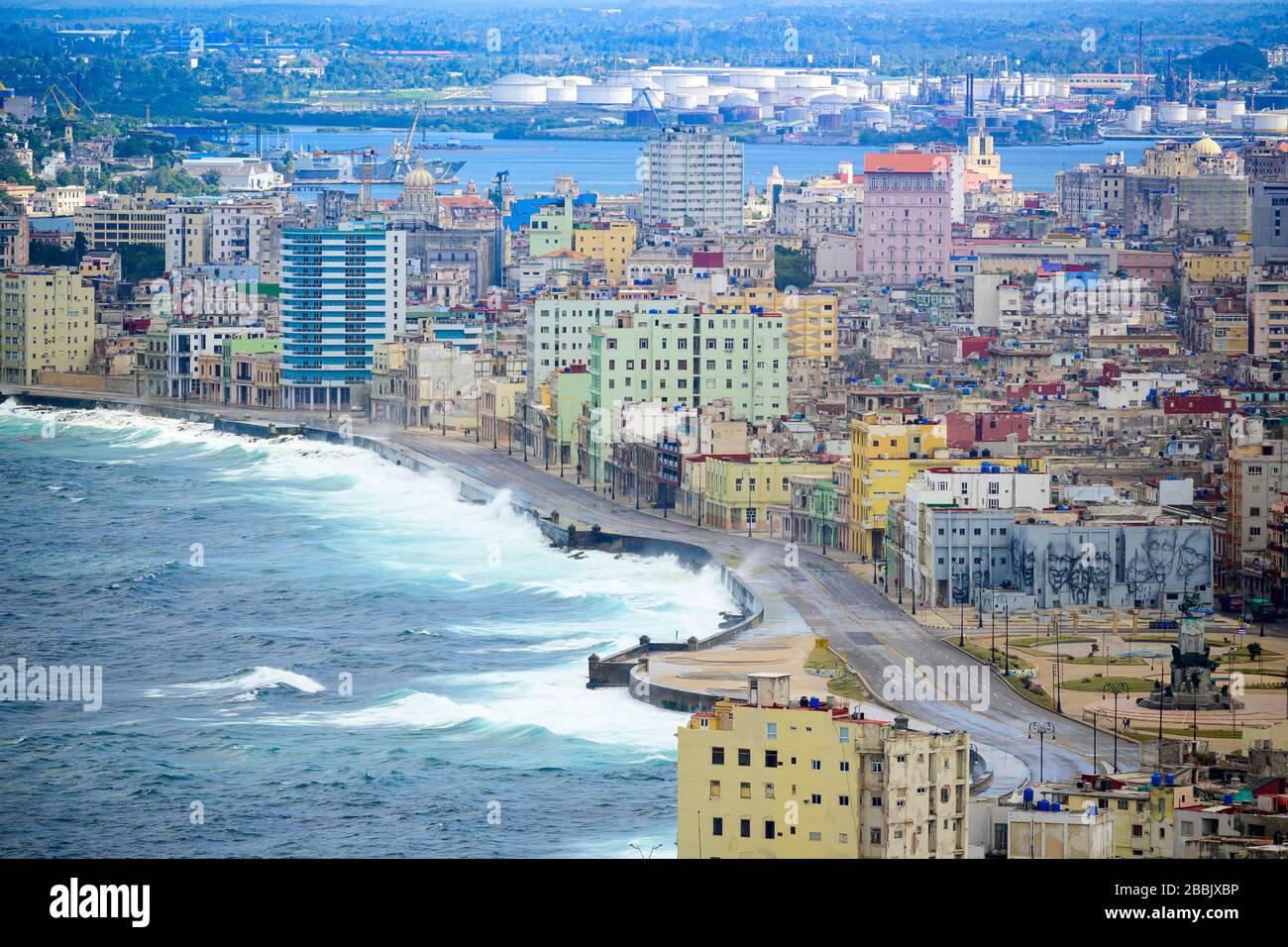 Stürmischer Tag weht Wellen über Malecon, Centro, Havanna, Kuba Stockfoto