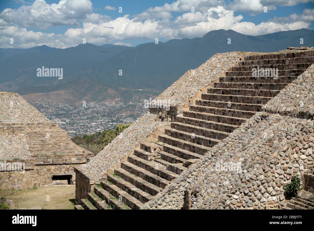 Archäologische Stätte von Monte Alban mit der Stadt Oaxaca im Hintergrund Stockfoto