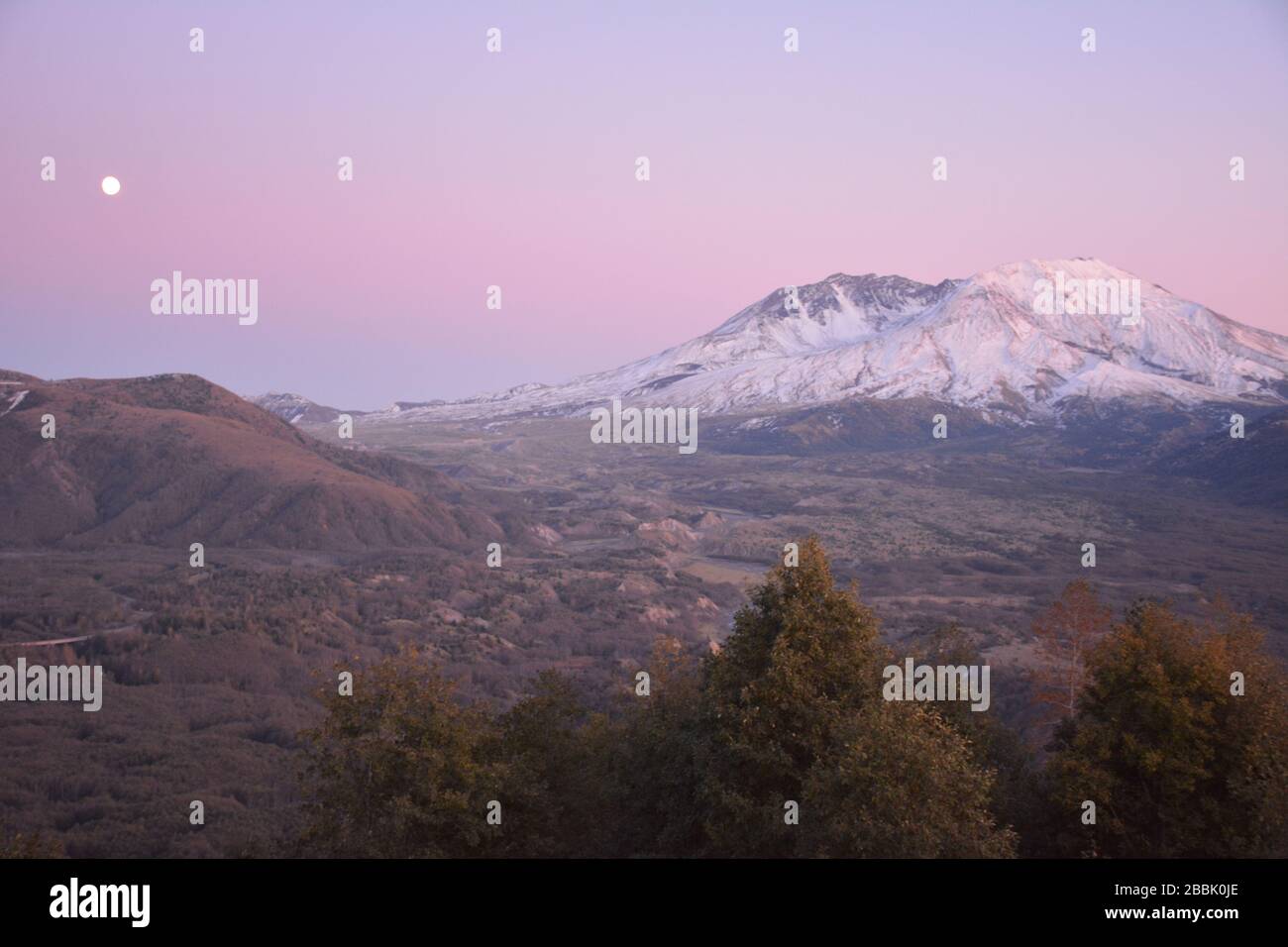 Ein spektakulärer Sonnenuntergang und Mondaufgang auf der Nordseite des Mount St. Helens NVM vom Spirit Lake Highway (504), Washington State, USA. Stockfoto