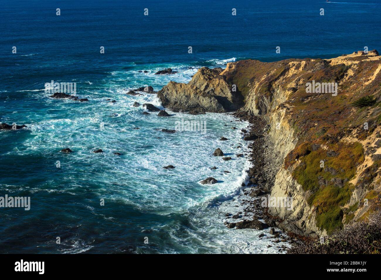 Wo das Land an einem sonnigen Tag in Kalifornien auf das Meer trifft Stockfoto