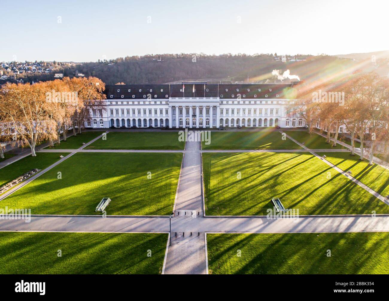 Stadt Koblenz im Rheinland Palantino - Deutschland - Luftaufnahme des historischen deutschen Palastgebäudes mit riesigem Park. Stockfoto