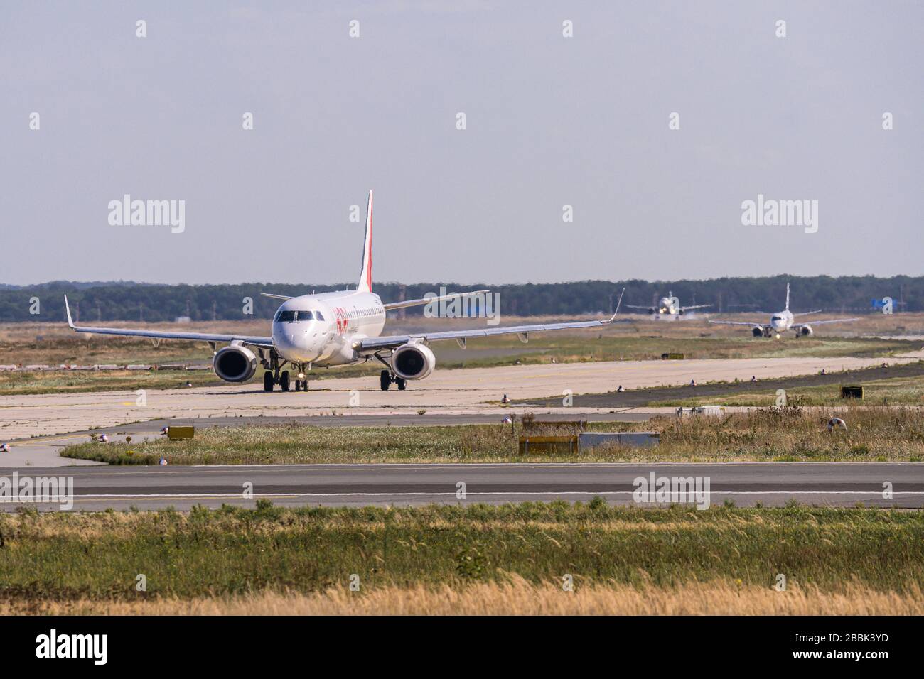 FRANKFURT, DEUTSCHLAND 11.08.2019 die französischen HOP Airlines F-HBLC Embraer E190LR starten den Start am flughafen fraport. Stockfoto