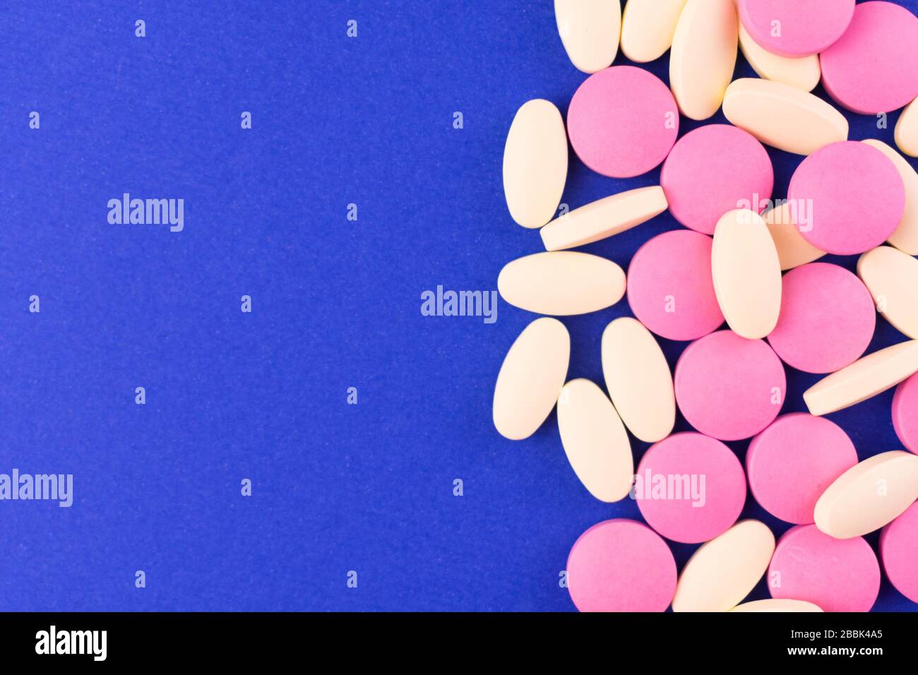 Pillen auf blauem Hintergrund. Das Konzept von Medizin, Pharmazie und Gesundheitswesen. Leerzeichen kopieren. Stockfoto