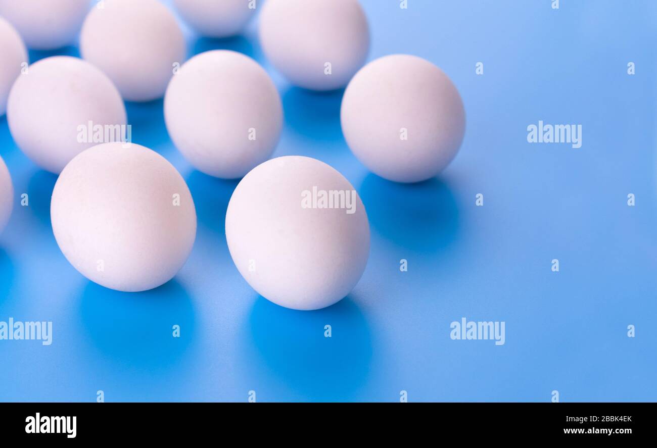 Weiße Eier auf blauem Grund. Kopierbereich. Stockfoto