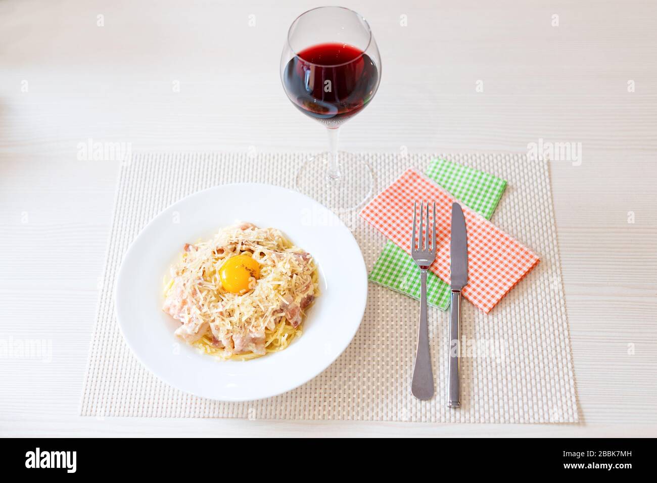 Traditioneller cremiger Spaghetti Carbonara mit Eigelb, Käse und Speck Stockfoto