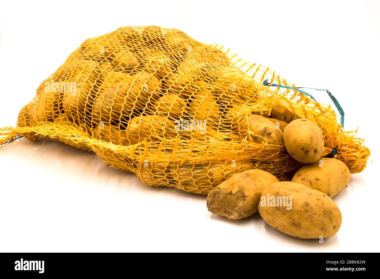 Reife Kartoffeln im Leinensack isoliert auf weißem Hintergrund Stockfoto