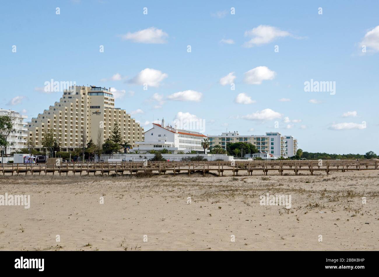 Monte Gordo, Portugal - 18. November 2019: Hotels mit Blick auf den Strand am Algarve-Badeort Monte Gordo in Portugal. Stockfoto