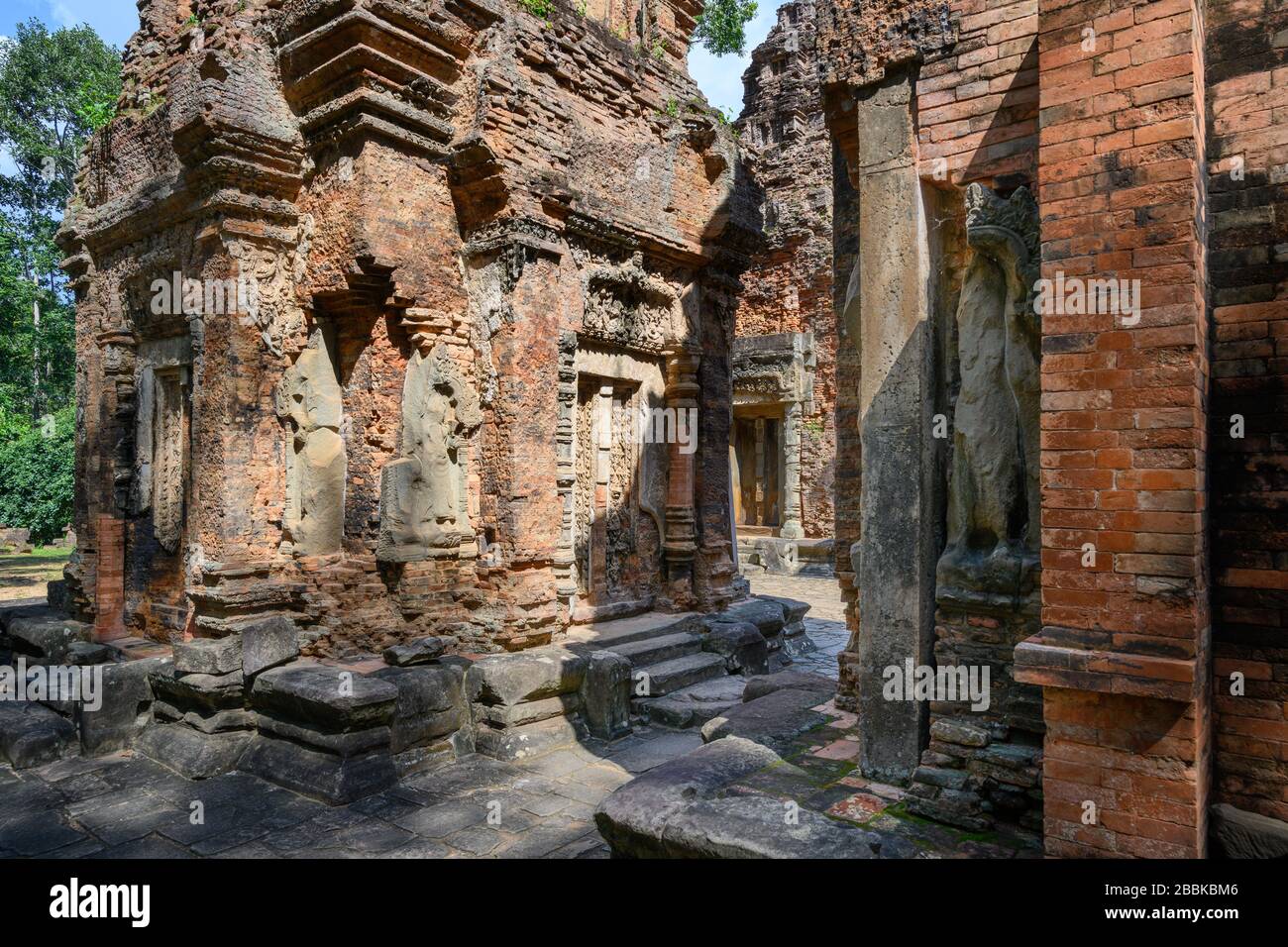 Preah Ko ist ein Tempel der Roluos-Gruppe und wurde im späten 9. Jahrhundert während der Regierungszeit von König Indravarman I. in der neuen Hauptstadt Hariharalaya erbaut Stockfoto