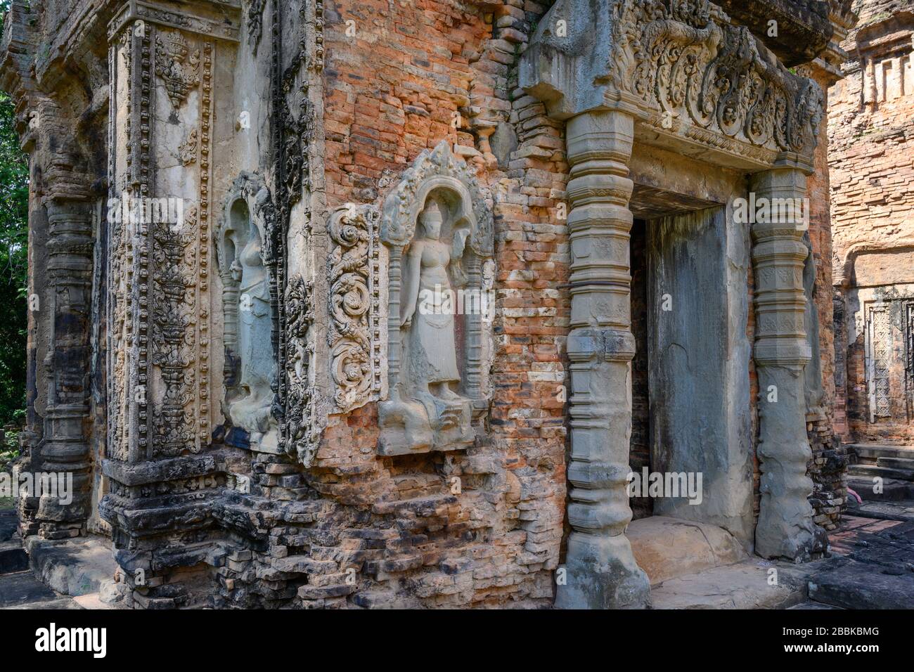 Preah Ko ist ein Tempel der Roluos-Gruppe und wurde im späten 9. Jahrhundert während der Regierungszeit von König Indravarman I. in der neuen Hauptstadt Hariharalaya erbaut Stockfoto