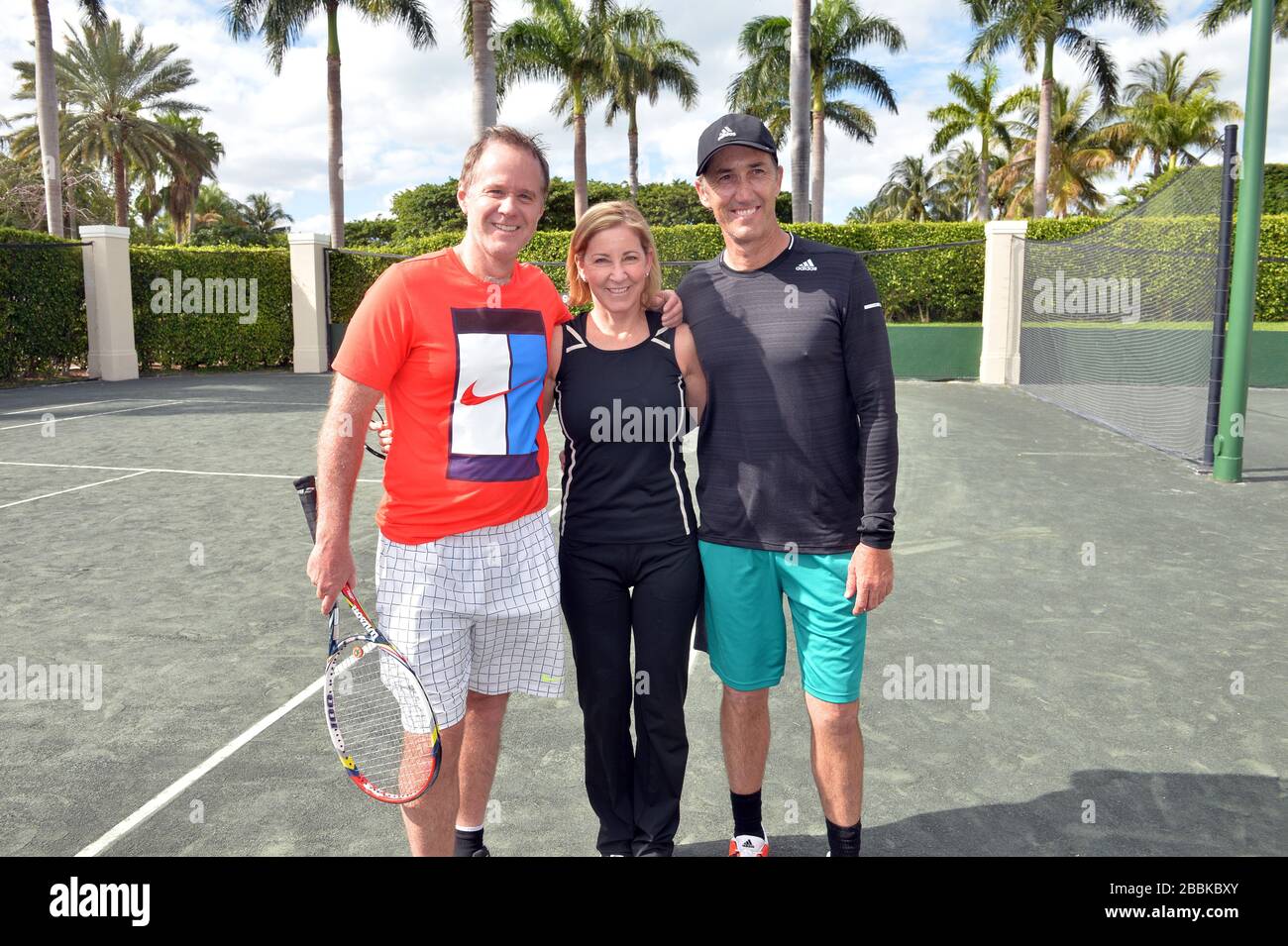 KEY BISCAYNE, FL - 22. MÄRZ: Die Tennisspielerinnen Serena Williams, Kei Nishikori, Eugenie 'Genie' Bouchard, Chris Evert und Richard Gasquet nehmen am 7. Jährlichen Miami All-Star Charity Tennisevent Teil, das am 24. März 2015 im Cliff Drysdale Tennis Center im Ritz Carlton Key-Biscayne, Florida, stattfindet. Personen: Chris Evert, Patrick McEnroe Credit: Storms Media Group/Alamy Live News Stockfoto