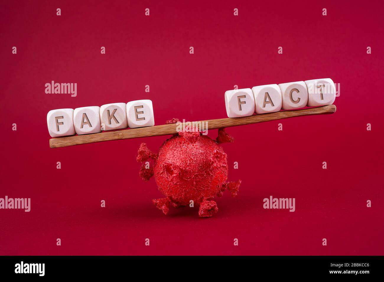 Social Media-Konzept. Corona Virus Fake News Konzept. Skala auf rotem Hintergrund Stockfoto