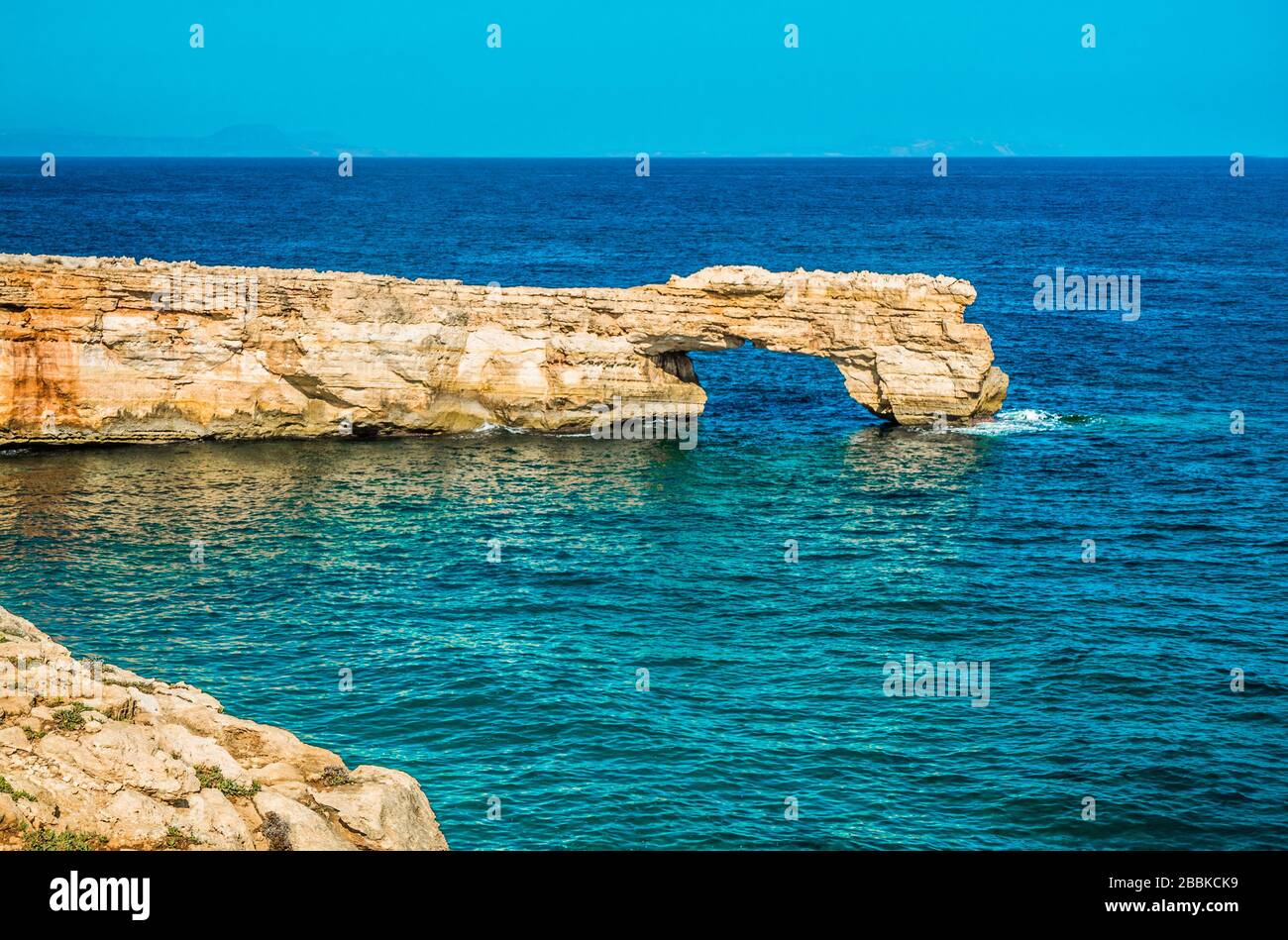Kamara Beach auf Crete, Arch Rock im Ozean Stockfoto