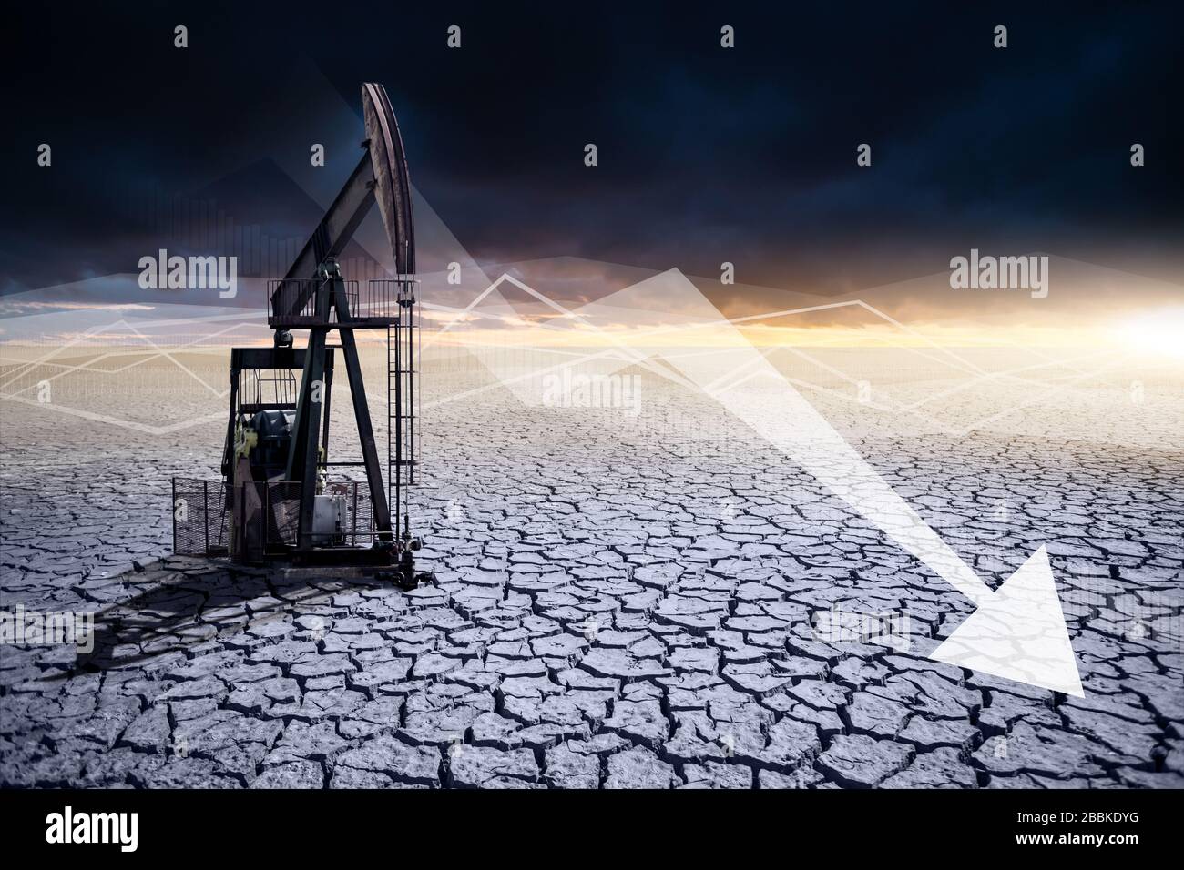 Ölbohrinsel in der Wüste auf dem Hintergrund eines dramatischen Himmels. Rostiges Schild mit Pfeil nach unten. Symbol des Zusammenbruchs in der Ölindustrie Stockfoto