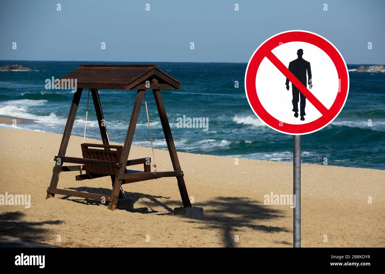 Strand mit Verbotsschild für Menschen, die laufen. Quarantäne für die Selbstisolierung Stockfoto