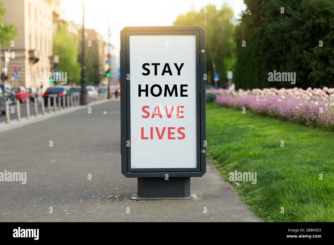 Straßenbanner mit der Aufschrift "nach Hause retten Leben". Quarantäne für die Selbstisolierung Stockfoto