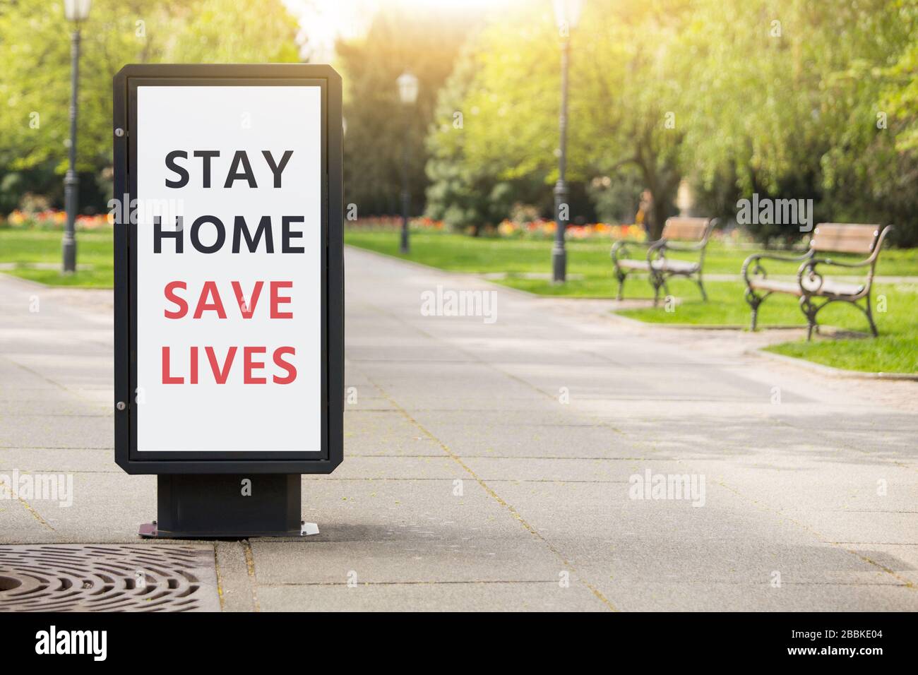 Straßenbanner mit der Aufschrift "nach Hause retten Leben". Quarantäne für die Selbstisolierung Stockfoto