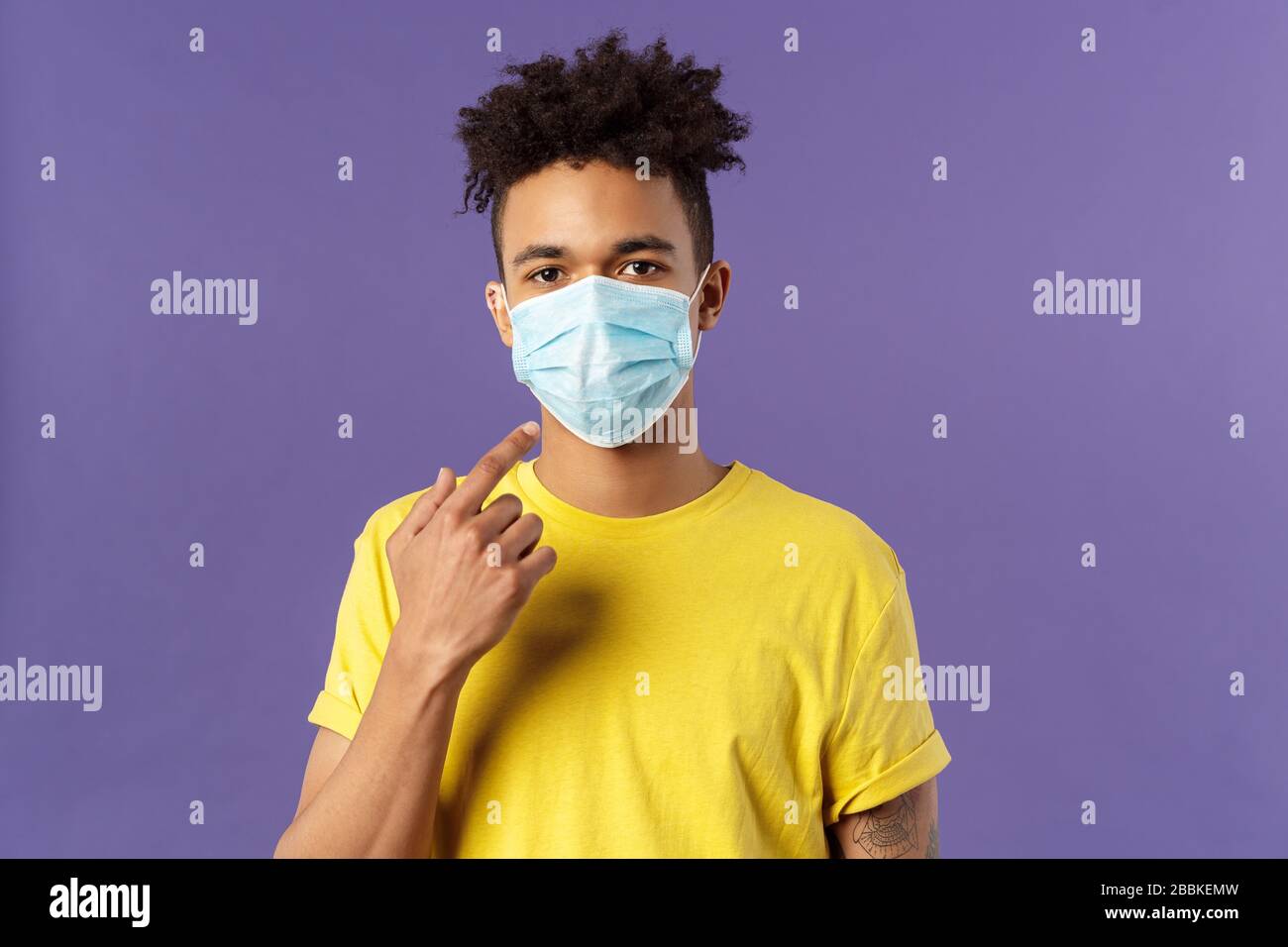 Covid19, Konzept für Gesundheit und Medizin. Junger hispanischer Kerl mit afro-Haarschnitt, Verschleiß und Punkt auf Gesichtsmaske, soziale Distanzierung während der Pandemie Stockfoto