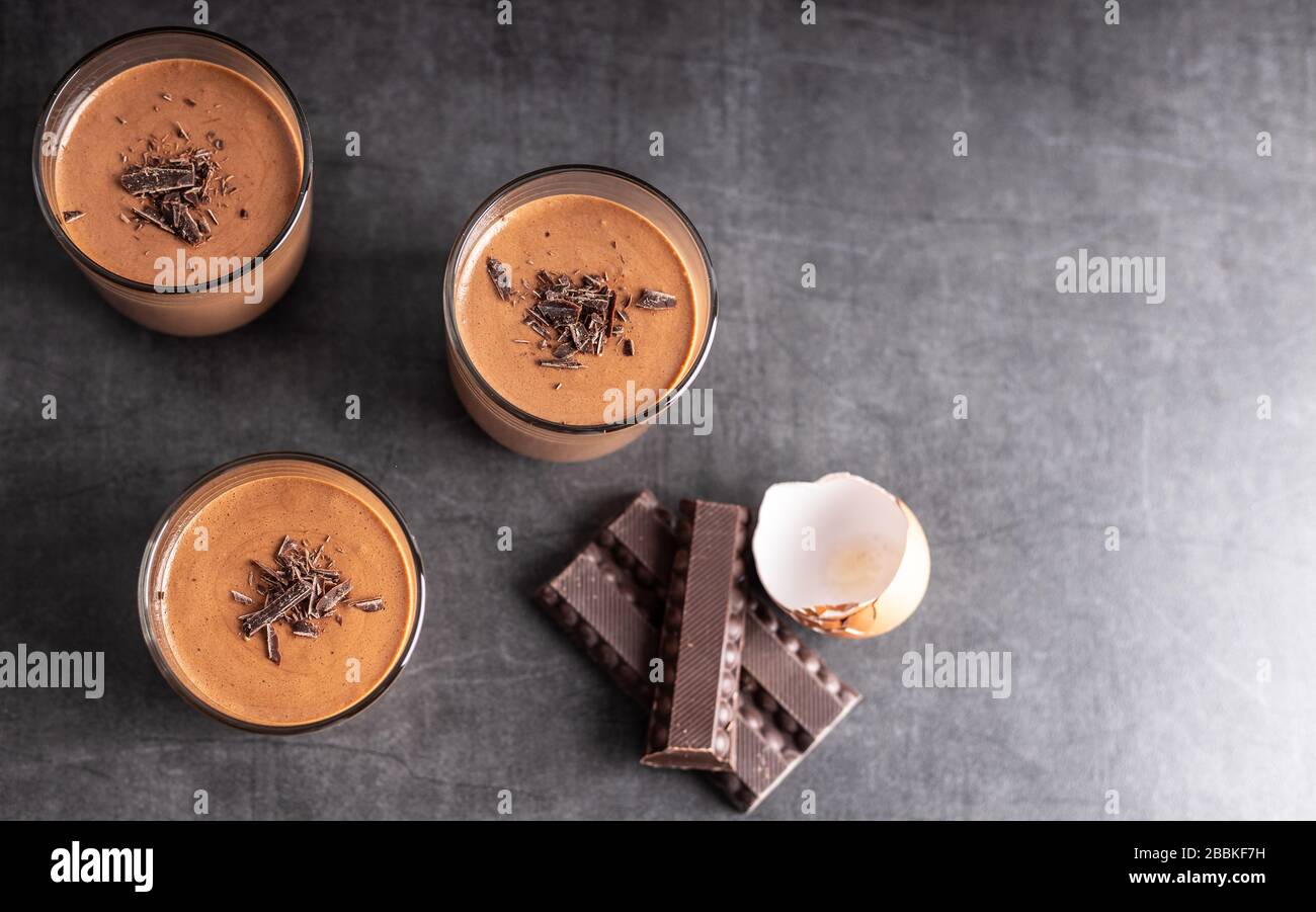 Hausgemachte Schokoladenmousse aus dunkler Schokolade, Eiern, frischer Creme und Zucker auf einem dunklen Steintisch. Draufsicht. Stockfoto