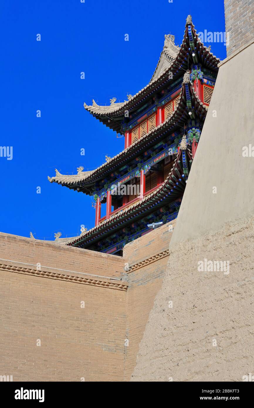 Dreistöckiger Turm über dem Rouyuan Men-Conciliation Gate-westliches Tor Jiayuguan Festung-Jiayuguan Stadt-Gansu-China-0758 Stockfoto