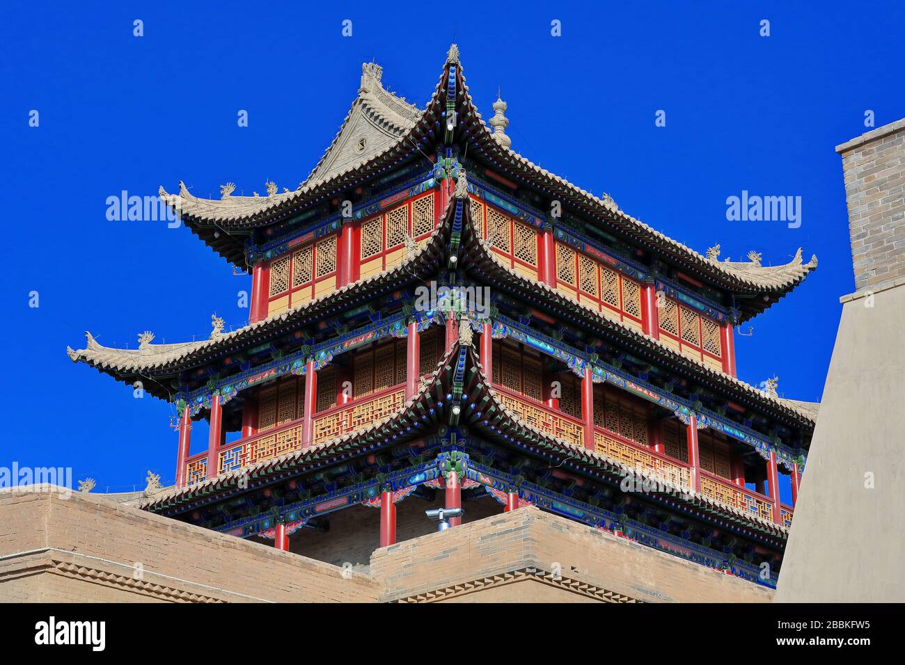 Dreistöckiger Turm über dem Rouyuan Men-Conciliation Gate-westliches Tor Jiayuguan Festung-Jiayuguan Stadt-Gansu-China-0759 Stockfoto