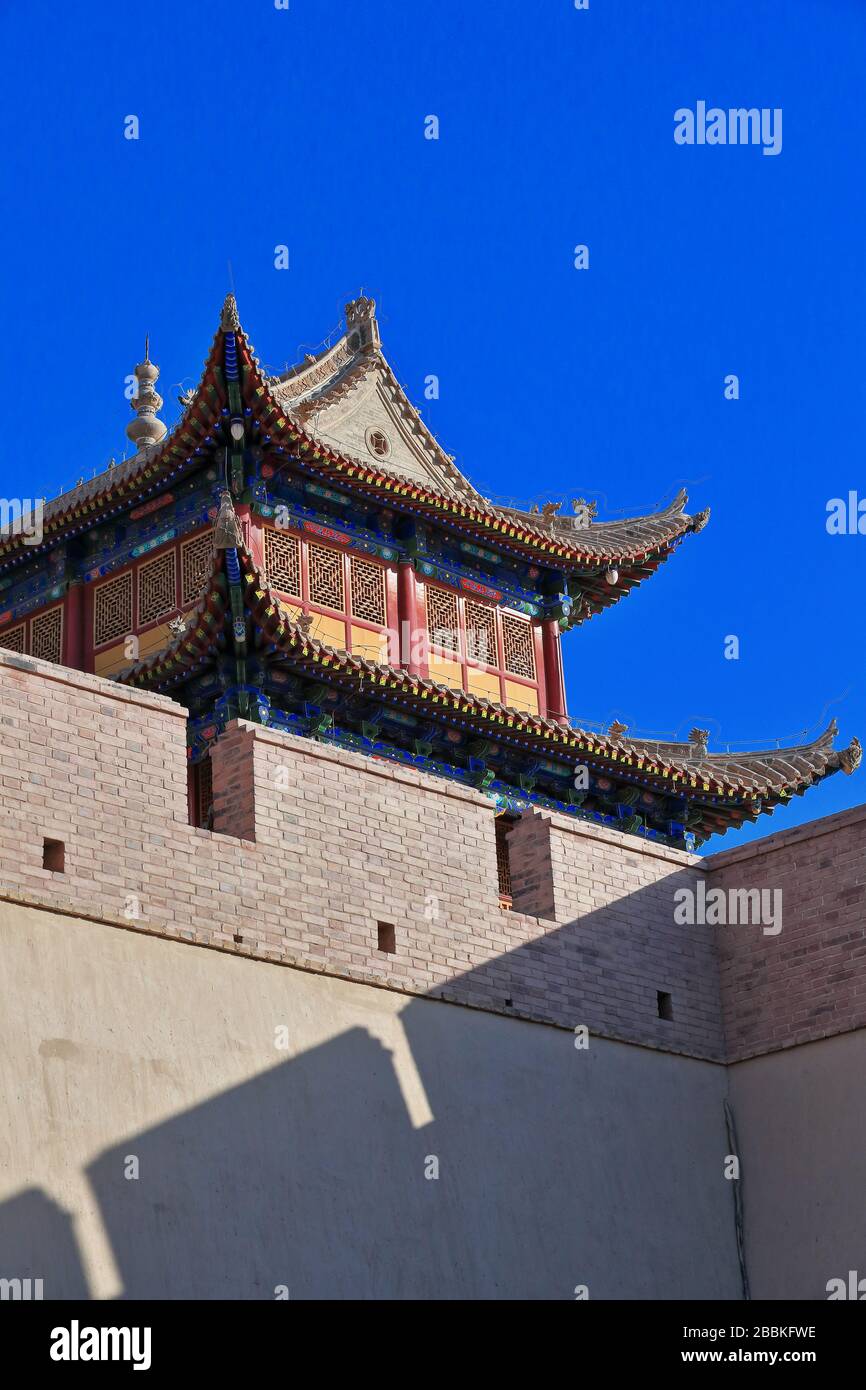 Dreistöckiger Turm über dem Rouyuan Men-Conciliation Gate-westliches Tor Jiayuguan Festung-Jiayuguan Stadt-Gansu-China-0761 Stockfoto