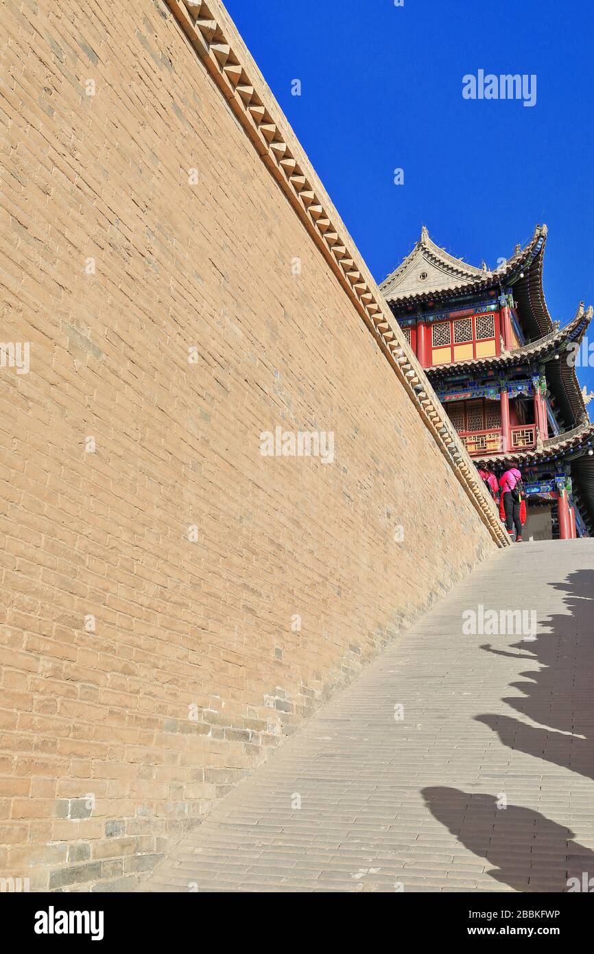 Schatten auf der Bodenrampe zum Wachturm-Rouyuan Men-Conciliation Gate. Jiayuguan-Gansu-China-0764 Stockfoto