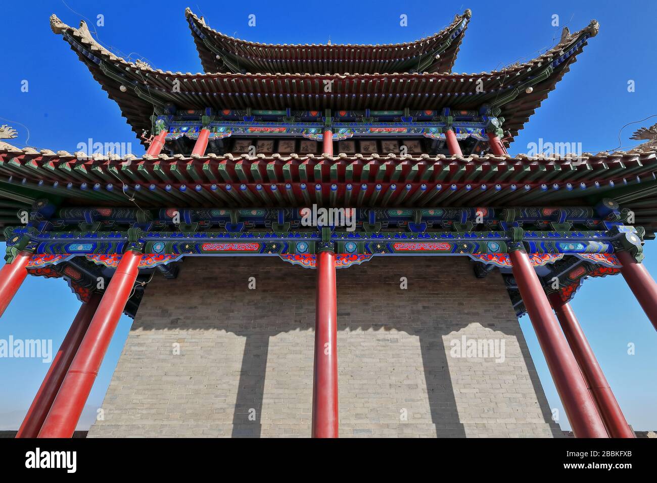Umgedrehte Traufe-chiwen und chishou kunstvoll-Xieshan Dach-Tor der Seufzer Turm-Jiayuguan Festung-Gansu-China-0767 Stockfoto