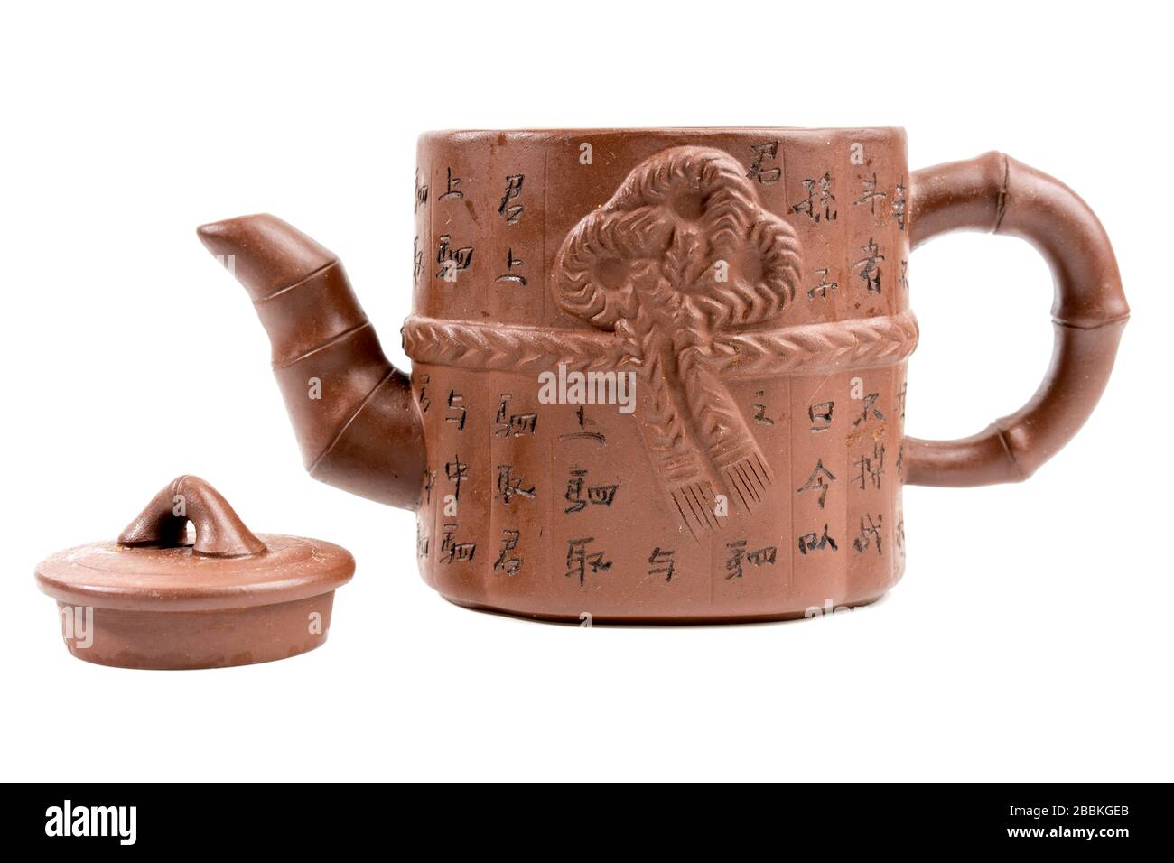 Japanische Schriftzeichen auf einer Teekanne, die ins Englische übersetzt wird, bedeuten "Gesundheit", "Langlebigkeit", "Klugheit". Traditionelle japanische Tonteapot für Tee mit Dri Stockfoto