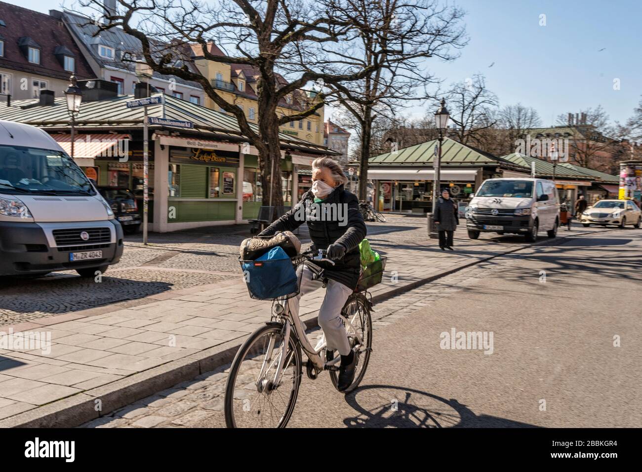 München - Bayern - Deutschland, 31. März 2020: Menschen mit Mundschutz wegen Corona-Virus am Viktualienmarkt, München in Deutschland Stockfoto