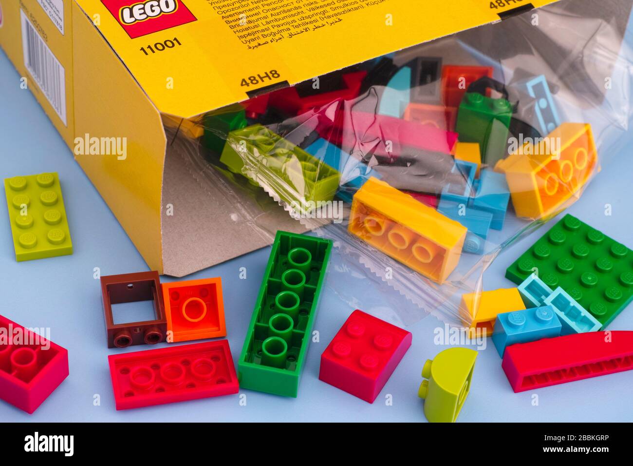 Tambov, Russische Föderation - 07. September 2019 Lego-Blöcke und Ziegelsteine verschütten sich aus LEGO-Kiste. Blauer Hintergrund. Stockfoto