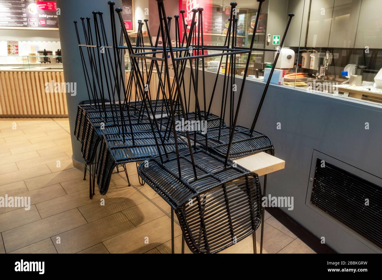München ¬- Bayern - Deutschland, 31. März 2020: Leere geschlossene Restaurants und Bars, wegen Abschaltung wegen Corona-Virus Stockfoto