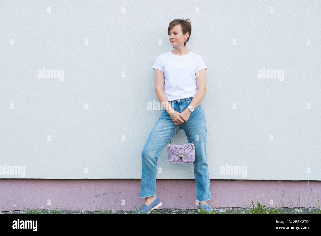 Outdoor-Ganzkörperporträt der jungen, schönen modischen Frau Stockfoto